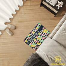 Tapete rectangular con diseño geométrico multicolor, Tapete decorativo con patrón de triángulos en tonos vivos como amarillo, verde, morado y turquesa sobre fondo oscuro. En el centro presenta una franja con texto que aporta un toque acogedor. Sus dimensiones son 67.5 cm de largo por 47.5 cm de ancho, ideal para colocar en entradas o pasillos. Fabricado en fibra sintética con base antideslizante, combina estilo moderno, resistencia y fácil mantenimiento. - MULTICOLOR RF-90 - Ver 1