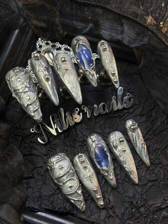 10個入り ロング スティレット ハンドメイド ウェアラブル ネイルチップ、春夏ネイルサプライ、シルバークロームとブルーキャットアイタイダイネイル、まるで星空のようなグラデーションネイル、手描きの星と目のデザイン3Dチェーン、学校、かわいい、新年会、デイリーユースに最適な女性や女の子の休暇用、ジェリーパッド1個とネイルファイル1個付き