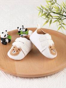 1 Đôi giày thể thao thông thường thiết kế móc và vòng hình gấu hoạt hình dành cho trẻ sơ sinh, phù hợp cho trẻ sơ sinh từ 0-3 tháng tuổi, trẻ mới biết đi, bé trai và bé gái từ 0-1 tuổi, thoải mái cho mùa xuân, mùa thu, mùa đông - trắng - Xem 6