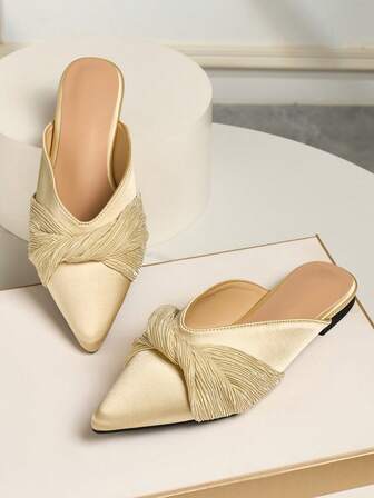 2025 Nuevos elegantes sandalias de satén plisadas de punta cerrada para mujer, de punta puntiaguda, caladas, de unicolor, de moda, aptas para uso al aire libre en todas las estaciones, planas tipo mule