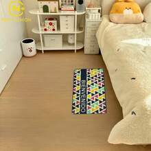 Tapete rectangular con diseño geométrico multicolor, Tapete decorativo con patrón de triángulos en tonos vivos como amarillo, verde, morado y turquesa sobre fondo oscuro. En el centro presenta una franja con texto que aporta un toque acogedor. Sus dimensiones son 67.5 cm de largo por 47.5 cm de ancho, ideal para colocar en entradas o pasillos. Fabricado en fibra sintética con base antideslizante, combina estilo moderno, resistencia y fácil mantenimiento. - MULTICOLOR RF-90 - Ver 6