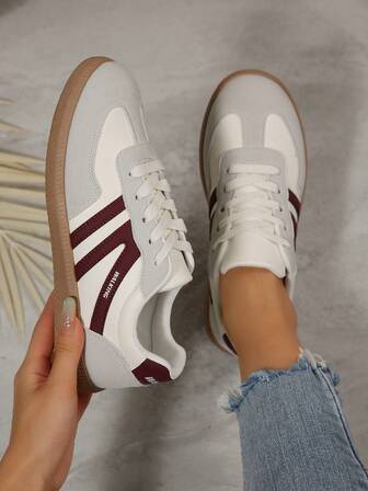 Vinröda platta vardagsskor med snörning, lapptäcksdesign, mjukt läder, slip-on, vardagsskor för skolstart, collegestil, bekväma, vardagliga och moderiktiga löparskor