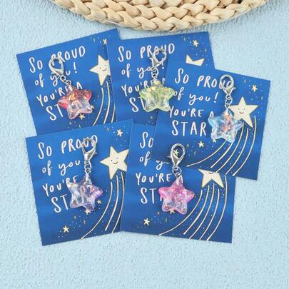 1 pièce/5 pièces Porte-clés pentagramme en résine brillante avec carte d'encouragement "Fier de toi, tu es une étoile". Petit souvenir mignon - aussi un symbole spécial d'encouragement, convient pour les cadeaux de Nouvel An, anniversaire, mariage, fête de vacances, décoration unique