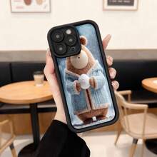 Fundas para telefono de silicona negra con estampado de oso polar en abrigo azul sosteniendo bola de nieve ideal para uso diario en cafes y espacios interiores Aplicable a los teléfonos de la serie Apple y Galaxy - Negro - Ver 2