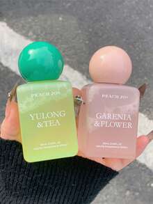 1瓶90毫升香氛喷雾，经典香型，花香和茶香，室内外空气清新剂，持久留香，适合约会、派对、度假、居家、酒店和办公室使用，是馈赠亲友的理想之选。