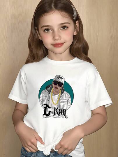 Gráfico moderno de personaje urbano gorra lentes de sol y cadena dorada sobre círculo aqua que captura el espíritu de la moda juvenil 220g ropa para niños camiseta