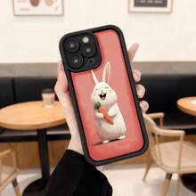 Cubierta de teléfono con borde negro y fondo rojo con estampado de conejo blanco comiendo zanahoria para uso diario en cafeterías Aplicable a los teléfonos de la serie Apple y Galaxy - Negro - Ver 2