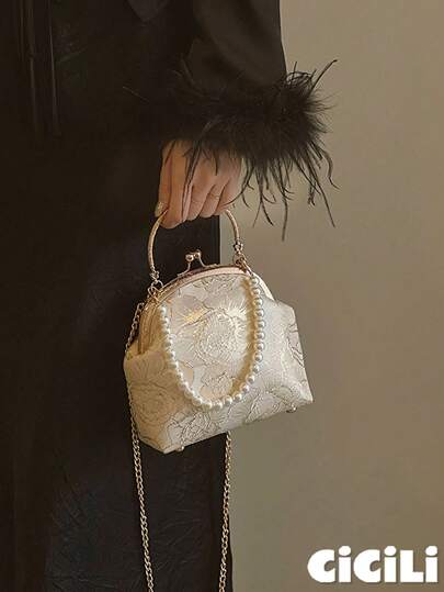 حقيبة سهرة لامعة، مشرقة وأنيقة، مرصعة بالترتر، ذهبية جذابة مناسبة لفصلي الخريف والشتاء، بأنماط تطريز عصرية وأنيقة، طراز كلاسيكي أنيق وراقي، حقيبة كتف، رسول، كرة، للسهرات والحفلات، مناسبة للنساء والفتيات، للعمل والدراسة والسفر والخروجات وكذلك المناسبات الاجتماعية كالحفلات والمواعدة