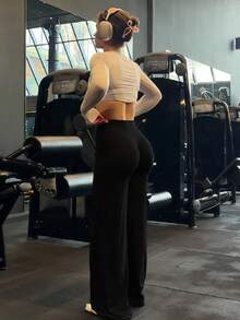 这款纯色瑜伽阔腿裤舒适显瘦，适合跑步、健身和各种瑜伽活动。 - 黑色 - 查看 8