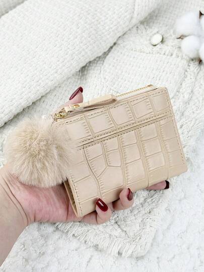 SOUTHLAND&KANGAROO 红色带绒球吊坠，字母细节折叠小钱包，口袋钱包，小钱包，对折超薄女士钱包，轻便便携信用卡钥匙包，短款钱包，可爱时尚，适合生日礼物、圣诞节、周年纪念日等场合，适合女性、女孩、女士、商务人士、周年纪念日、圣诞节、情人节、生日礼物、礼物、送给爱人、女性、女孩、女士、女性、书包，适合学校宿舍和返校季使用。