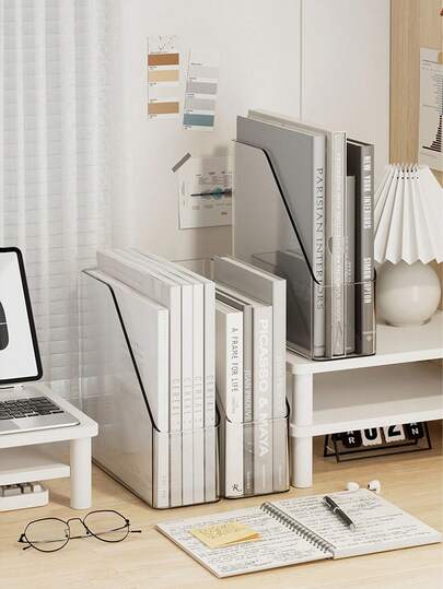 1 hộp đựng tài liệu để bàn trong suốt dùng cho giá sách và bàn làm việc – Hộp đựng đồ bằng acrylic trong suốt cho văn phòng, giá để sách, giá đựng đồ đa năng mỏng, hộp đựng đồ trong suốt trang nhã cho phòng học tại nhà, trưng bày gọn gàng, món quà hoàn hảo để sắp xếp bàn làm việc, giữ cho tài liệu và phụ kiện nhỏ luôn gọn gàng và dễ nhìn, giảm sự lộn xộn, vừa với các tập tài liệu mỏng, nhẹ nhưng chắc chắn, dễ lau chùi, thiết kế tối giản hiện đại, phù hợp với trang trí văn phòng tại nhà hiện đại, chất liệu acrylic, trong suốt, giải pháp lưu trữ đa năng trên bàn làm việc, lý tưởng cho phòng học, thư viện, bàn học trong lớp, bàn ký túc xá.