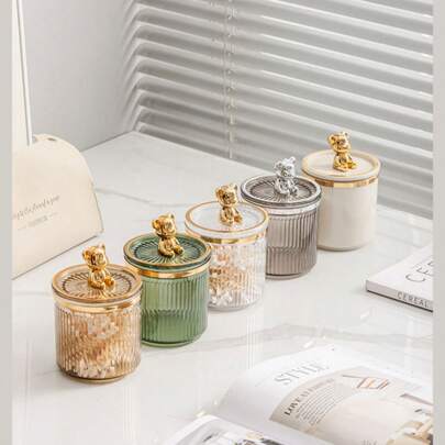 1个豪华家用清洁棉签盒，塑料化妆品收纳盒，可爱卡通熊装饰化妆品收纳盒，带防尘盖的亚克力收纳盒，节省空间。可用于存放棉球、牙签、牙线、棉签、化妆棉、化妆品等。适用于浴室、客厅、卧室。