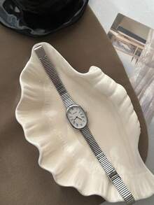 1 pieza Reloj de cuarzo ovalado dorado/blanco con una exquisita escala de números romanos, adecuado para regalos de cumpleaños/Año Nuevo/Navidad - Plateado - Ver 2