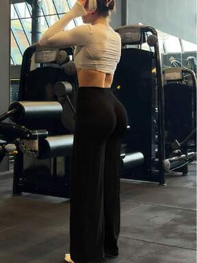 Un par de pantalones anchos y sueltos de yoga de unicolor para mujeres, que son cómodos, estilizantes y versátiles para correr, hacer ejercicio y yoga