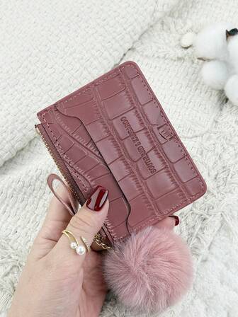 SOUTHLAND&KANGAROO 这款带绒球挂饰、字母压纹拉链小钱包，配有零钱袋，纤薄轻巧，多层设计，可装身份证、现金、信用卡等，简约时尚，适合商务场合，是周年纪念、生日、送礼的理想之选，也适合送给女孩、女士或女性，是学校宿舍和返校季的必备单品。