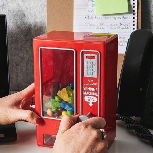 A Practical Retro Mini Candy Automatic Decoration Vending Machine That Can Store Candies, And They Can Be Taken Out Easily For Consumption. - No Batteries Required - It Is An Excellent Home Desk Decoration Toy And An Ideal Gift For Young People.