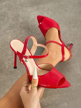 女士高跟鞋，时尚百搭，适合春秋季夜店、派对、户外活动，优雅别致，亦可用于宴会、T台走秀、展览等场合。尖头设计，亮面闪亮，宽口露趾，搭配高品质镜面鳄鱼纹材质，可调节踝带，优雅奢华的红色高跟鞋，可搭配连衣裙、正装、凉鞋等。
