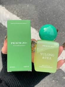 1瓶90毫升香氛喷雾，经典香型，花香和茶香，室内外空气清新剂，持久留香，适合约会、派对、度假、居家、酒店和办公室使用，是馈赠亲友的理想之选。