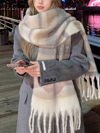 Denna höst- och vinterhalsduk med färgblockerande randiga tofsar utstrålar en feminin atmosfär. Den har en tjock och varm rutig design som passar bra till alla koreanska halsdukar.