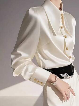 女士优雅杏色缎面长袖衬衫，翻领，纽扣设计，时尚纯色，适合办公室或正式场合，百搭衬衫，经典领子，面料光滑易于保养，适合所有季节