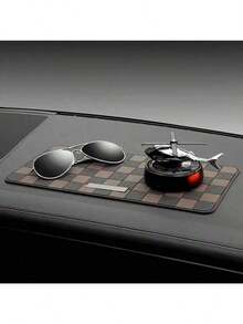 1件装多色格子图案多功能硅胶汽车防滑垫，耐热防滑收纳垫，采用高弹性和柔软的硅胶材质，质地光滑