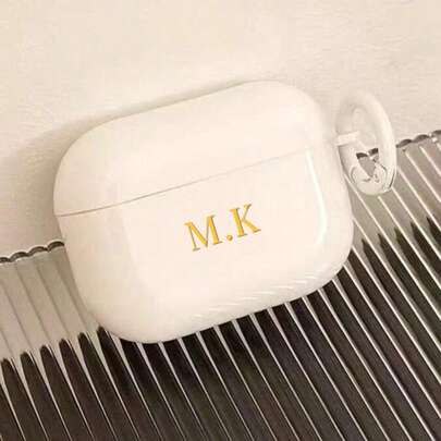 Capa protetora para fone de ouvido Bluetooth personalizada, minimalista, com estampa de macarons foscos, na cor bege fosco. Versátil e moderna, acompanha 1 gancho para fone de ouvido. Personalizável com nome e letra. Ideal para volta às aulas, Dia dos Namorados, aniversários, feriados, presentes para ele/ela, presentes personalizados, produtos personalizados do Etsy, presentes para cônjuges, presentes de aniversário de casamento, presentes de casamento, presentes personalizados para pais e muito mais.