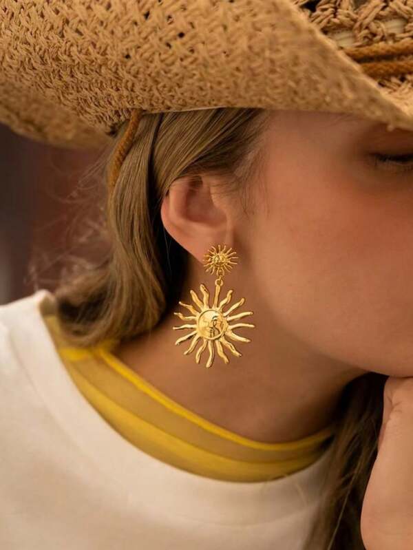 2 Pcs Retro Fashionable, Niche & Personalized Light Luxury Gold Sun-Shaped Women's Earrings | Autumn & Winter Style, Suitable For Daily Wear, Dates, Parties, Weddings, Gatherings, Ideal As Gifts
