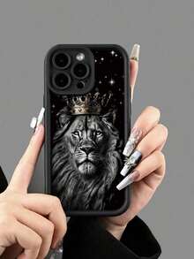 Una elegante funda para  con un llamativo diseño de corona de león, compatible con los modelos  16E, 15, 14, 13, 12, 11/XR/XS MAX/MINI Pro/PLUS/Pro Max. También compatible con Samsung S25/S24 Ultra/S23 FE/ Modelos S22PLUS/S21/S20/NOTE20/A55/A54/A35/A34/A32/A25/A24/A21S/A16/A15. Fabricada con material TPU, esta funda protectora ofrece absorción de impactos, resistencia a caídas y protección contra manchas, lo que la convierte en un accesorio esencial para uso personal o para regalar. Perfecta para San Valentín, Halloween, Navidad, Año Nuevo y todas las ocasiones festivas. - Negro - Ver 4