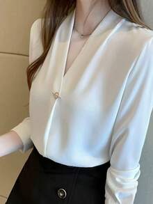 白色V领长袖优雅女士办公衬衫，春夏新款，高品质通勤及叠穿上衣，正面饰有装饰纽扣设计。适合办公、度假及日常穿着，是返校季及社交场合的理想之选。 - 白色 - 查看 3