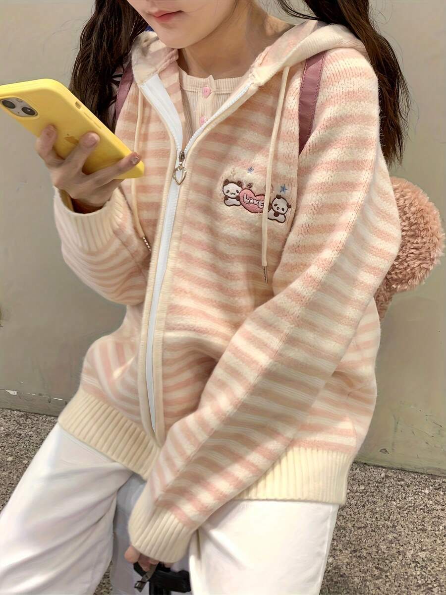 レディース 日本風 甘い ピンクと白のストライプ カーディガン - 柔らかいフーディー付きジッパーセータージャケット, パステルストライプが特徴, オールシーズン使える重ね着アイテムでペティット女性に最適, 可愛らしくエレガントなアウター, 春, 秋, 冬季に適用, 快適なセーターで日常にもフォーマルな装いにも, オープンフロントニットトップス レディース, 女性用シャツ, 可愛いセーター, ストライプベスト レディース, 女性用スウェット - ピンク - チェックする 1