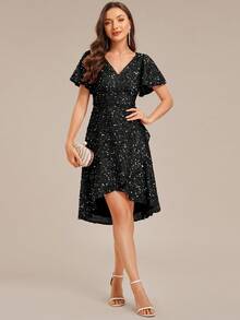 优雅黑色亮片晚礼服，V领，荷叶袖，修身及膝长度，适合鸡尾酒会、派对或宴会等场合。 - 黑色 - 查看 4