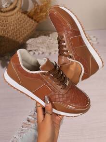 2025年新款女式印花休闲运动鞋，时尚、舒适、透气、一脚蹬运动运动鞋