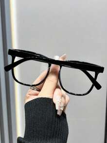 一副女士轻便眼镜，方形镜框，适合搭配各种服装，可用于电脑、手机、电视等。校园风设计。透明黑色镜框，修饰脸型效果极佳，是夏季、海滩度假和旅行的理想之选。 - 彩色 - 查看 5