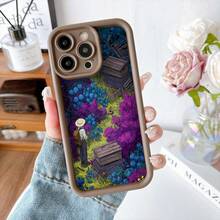 Cubierta de teléfono con diseño de dibujos animados para iPhone color negro con estampado de jardín mágico y personaje caminando entre flores púrpuras y cajas de madera ideal para uso diario y protección del dispositivo - Blanco - Ver 5