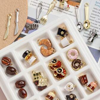 5件套巴黎早餐咖啡系列合金吊坠，包括咖啡豆、羊角面包、巧克力棒、布丁、甜甜圈、茶壶、杯子和餐具等造型，适合DIY项链、手链、耳环、钥匙扣等饰品制作。