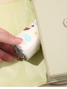 3 szt. chusteczek nawilżanych w kształcie puszki z kreskówką – urocze, przenośne, miniaturowe chusteczki nawilżane, wzór puszki na napój z zawieszką | Miękkie i delikatne, do rąk i ust, do użytku w podróży/na zewnątrz/w samochodzie