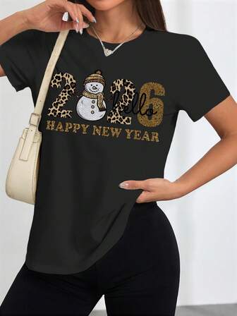 黑色圆领T恤，印有数字2026、新年快乐图案、雪人和豹纹图案。