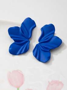 1 par de pendientes asimétricos de metal con flores y acabado liso plisado para mujeres