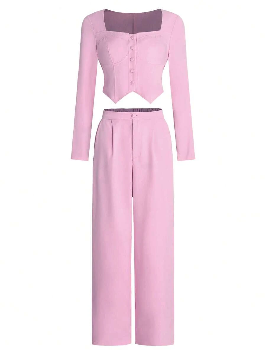 女士粉色衬衫上衣和裤子两件套，适合办公室穿着