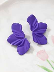 1 par de pendientes asimétricos de metal con flores y acabado liso plisado para mujeres