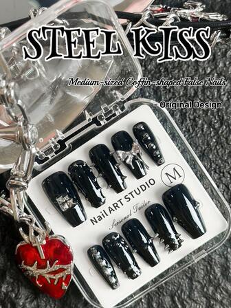 原创设计，手工制作，10片朋克风美甲贴片，黑色，中长棺材形，饰有蝴蝶铆钉，暗黑风格，完美融合骷髅元素与链条。完美贴合指尖，提升个人魅力。性感女孩、摇滚、赛博朋克风假指甲套装。适合女性和女孩日常佩戴，也适合节日派对，贴片式美甲装饰提升时尚感。