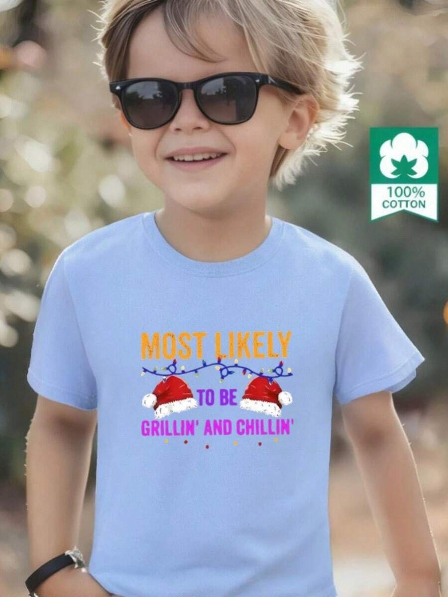 Esta nueva y elegante camiseta de manga corta 100 % algodón para niño luce un estampado navideño. Esta camiseta holgada, informal y versátil está confeccionada con un tejido suave y agradable para la piel de tu bebé. Ya sea para una reunión familiar, un evento escolar o una salida de juegos al aire libre, esta camiseta permite que tu hijo se mueva con libertad y comodidad. - Azul - Ver 1