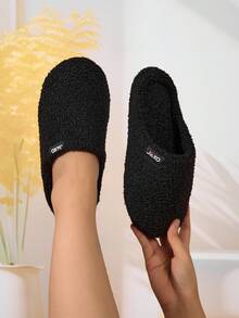 1双春夏情侣创意刺绣字母拖鞋，安静室内复古平底套脚拖鞋，吸湿透气四季家居鞋，纯色闭趾经典平底拖鞋，防滑室内家居男女通用拖鞋