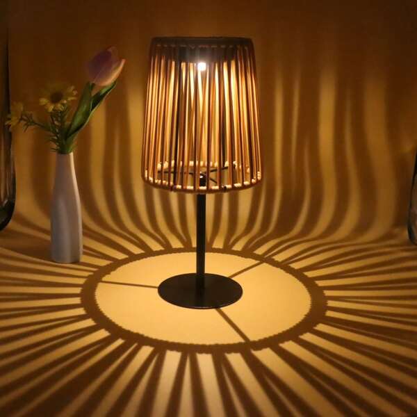 1 luminária de mesa pequena feita de vime solar, com design vazado exclusivo para luz e sombra impressionantes, alimentada por energia solar, emite luz quente para melhorar a atmosfera, carregamento rápido durante o dia e luz quente à noite, adequada para quartos/pátios, ideal para decoração de Natal