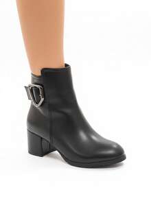 SYNTHETISCHES LEDERSTIEFELETTE MIT RUNDEM SPITZENTACHO UND INNENLIEGENDEM REISSVERSCHLUSS, AUSSEN MIT SEHR ELEGANTER UND BEQUEMER DEKORATIVER SCHNALLE - Schwarz - Übersicht 3