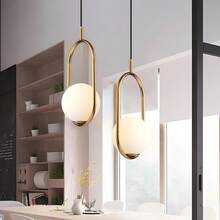 Luminária pendente moderna dourada para interiores, modelo globo, ideal para iluminação de ilha de cozinha. Design minimalista, perfeita para sala de jantar, cabeceira, bar, café, escada de mezanino e escritório. Fabricada em metal de alta qualidade (lâmpada não inclusa).