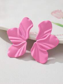 1 par de pendientes asimétricos de metal con flores y acabado liso plisado para mujeres