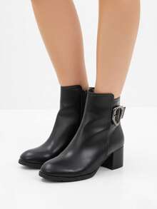 SYNTHETISCHES LEDERSTIEFELETTE MIT RUNDEM SPITZENTACHO UND INNENLIEGENDEM REISSVERSCHLUSS, AUSSEN MIT SEHR ELEGANTER UND BEQUEMER DEKORATIVER SCHNALLE - Schwarz - Übersicht 2