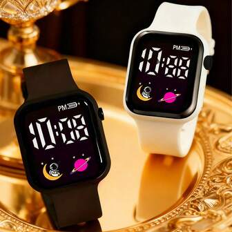 1条TPU材质柔软舒适表带，LED大屏显示，男女通用学生休闲运动方形电子手表，带有月亮、宇航员、木星图案，适合返校、学生生日、休闲运动等场合。