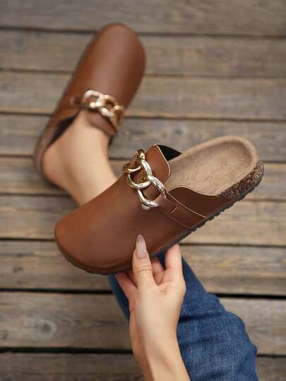 Mules con decoración de cadena y punta redonda para mujer, suela suave cómoda para interior/exterior, calzado casual para todas las estaciones